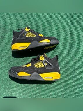 Air Jordan 4 Retro GS 'Thunder'  Size 6.5y Women’s Size 8